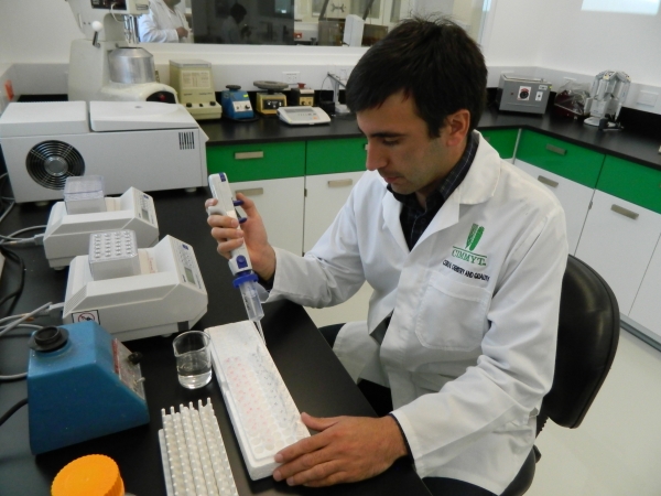 Imagen del Investigador Carlos Guzmán en el laboratorio