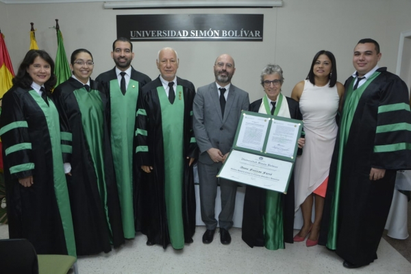 La profesora Anna Freixas y el vicerrector de la UCO, Luis Medina, con autoridades asistentes al acto de investidura 