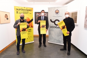 De izquierda a derecha, Luis Medina, José Carlos Gómez Villamandos y José Álvarez, posan con el cartel anunciador de la nueva edición de Suroscopia. 