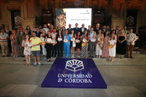 Foto de familia de premiados, autoridades y participantes en el programa EmprendeUCO 2022