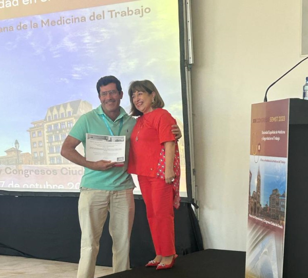 El profesor Ranchal recoge el premio de manos de la presidenta de la SEMST y del congreso, Pilar Niño García.