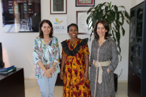 La profesora Eucharia Nwaichi, recibida por Rosario Moyano y Lourdes Arce.