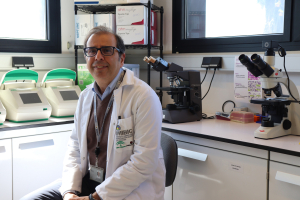 El investigador Manuel Tena-Sempere, en su laboratorio situado en el IMIBIC. 