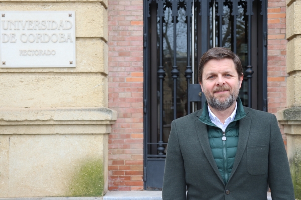 El coordinador general de Investigación de la Universidad de Córdoba, Antonio J. Sarsa Rubio, frente a la puerta principal del Rectorado.
