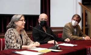 María Rosal, Joaquín Roses y Emilio Luque durante la conferencia de la escritora.