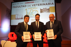 El director del Diario Córdoba, Rafa Romera; el decano de Veterinaria, Manuel Hidalgo; y el rector de la UCO, Manuel Torralbo.