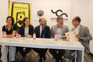 De izquerda a derecha, May Silva, Cristina Casanueva, Luis Medina, Álvaro Rodríguez y José Álvarez conversan minutos antes de la presentación del certamen.