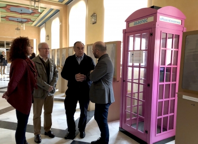 A la derecha, Luis Medina conversa con representantes de Asaenec durante la inauguración de la exposición en el Rectorado.
