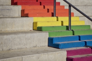 Colores LGTBi sobre escalones | Fotografía extraída de Unsplash