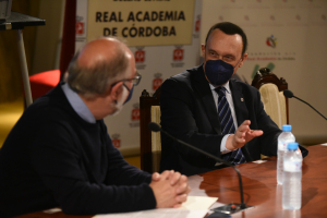 Un momento de la conversación del rector Gómez Villamandos con el periodista Carlos Miraz.