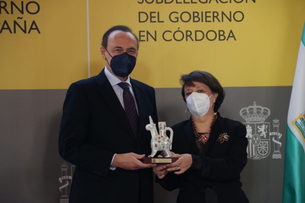 El rector recibe el premio de manos de la subdelegada del Gobierno, Rafaela Valenzuela.