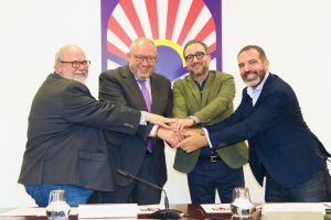 De izquierda a derecha, Sebastián Ventura, Manuel Torralbo, Joan Cardona y Francisco J. Calvache, tras la firma del acuerdo de creación de la cátedra. 