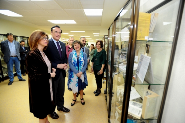 Autoridades y familiares durante la visita al espacio expositivo  &quot;Bibliotecas Cordobesas&quot;