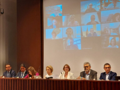 La Asamblea General, presidida por la rectora Eva Alcón (centro), junto con varios rectores y rectoras miembros del Comité Permanente de Crue (Biblioteca Nacional de España)