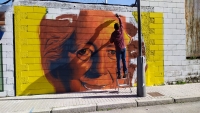 Imagen del grafiti sobre Gabriela Morreale realizada por el artista 'Sake Ink' en la calle Inglaterra de Baena.
