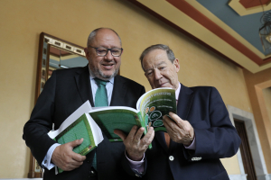 Manuel Torralbo y Luis López ojeando el libro recién publicado.