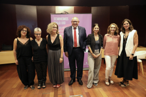 En el centro, el rector de la Universidad de Córdoba con las participantes y organizadoras del Ciclo.