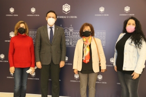 Foto de familia de representantes de ambas instituciones tras la firma del convenio