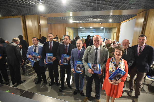 Foto de familia de autoridades asistentes a la presentación del número monográfico de la Revista Ánfora Nova dedicado a Pablo García Baena.