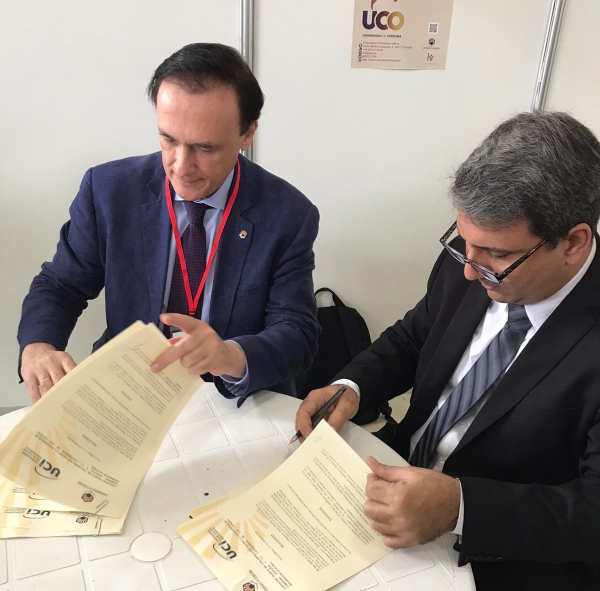  Los rectores José Carlos Gómez Villamandos y Walter Baluja durante la firma del convenio