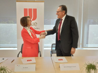 La presidenta de CRUE, Eva Alcón, y el presidente de Santander Universidades, Matías Rodríguez Inciarte