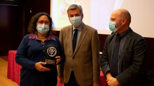 Patricia Orozco recibe el premio de manos de Miguel Ángel Torrico y Luis Medina. 