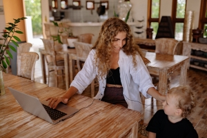 Una madre y su hijo escuchan música en el ordenador en una imagen de archivo.