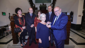 Carmen Galán ha recibido este domingo la Medalla de Oro del Ateneo de manos del rector, Manuel Torralbo. 