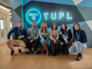 Las alumnas del máster DigitalAgri, Tamara Aguilar y Angélica Ruiz junto con el responsable de TuplAgro, Antonio Manuel Adrián y parte del su equipo.