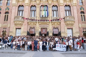 Foto de familia de autoridades universitarias y estudiantes extranjeros al término del acto. 
