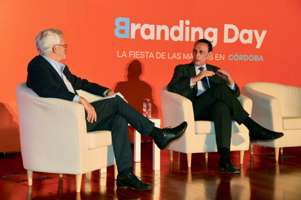 Un momento de la conversación entre Francisco González y el rector José Carlos Gómez Villamandos durante el &quot;Branding Day&quot; celebrado en el Rectorado.