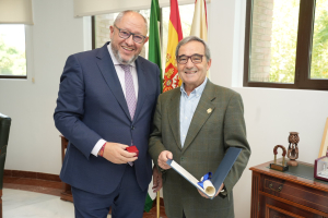 El rector Manuel Torralbo hace entrega de la distinción Abderramán III al profesor Eduardo Moyano Estrada.