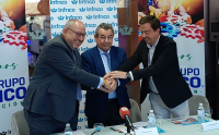 Manuel Torralbo, José Torres y Aurelio Fernández se saludan tras la firma del acuerdo