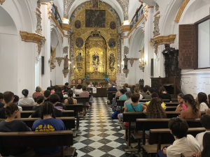 Vista general de la capilla del IES Luis de Góngora durante la sesión de Encuentros con la Escritura