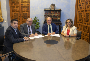 Momento de la firma del convenio con Diputación.