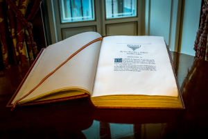 Ejemplar de la Constitución Española de 1978 expuesto en el interior del Palacio del Senado de España (Madrid). Wikimedia Commons