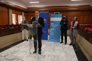 El rector José Carlos Gómez Villamandos durante su intervención en la presentación en el Ayuntamiento de Córdoba de las jornadas On Industry