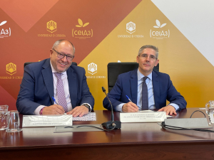 Manuel Torralbo y Juan Salado firman los convenios de colaboración entre ambas instituciones. 