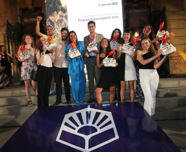 Los ganadores de la última edición de EmprendeUCO celebran sus premios.