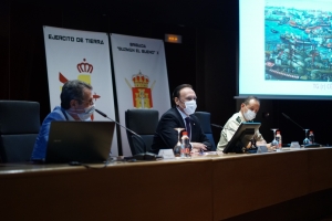 De izquierda a derecha, César Muro, José Carlos Gómez Villamandos e Ignacio Olazábal Elorz, durante la conferencia.