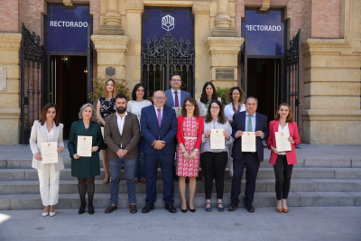 Foto de familia de profesorado premiado junto al rector, el vicerrector  de Estudios de Grado, Calidad e Innovación Docente y la directora general de Calidad, María Luque.