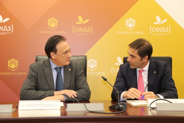 osé Carlos Gómez Villamandos y César María Téllez Boente conversan durante la firma del convenio