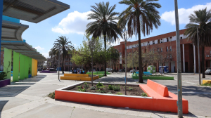 Proceso de renaturalización del proyecto IN-HABIT en la plaza central de Las Palmeras.