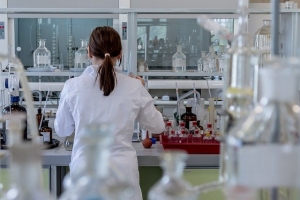 Científica en laboratorio (Imagen de archivo)