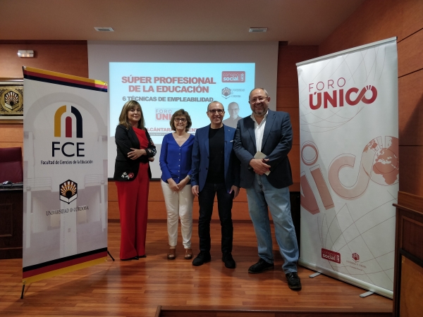 Autoridades al inicio de la conferencia de Alfonso Alcántara en la Facultad de Ciencias de la Educación promovida por Foro Único