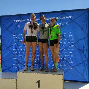  De izquierda a derecha: Carmen, Eva y Ángela, en el pódium de 400m.