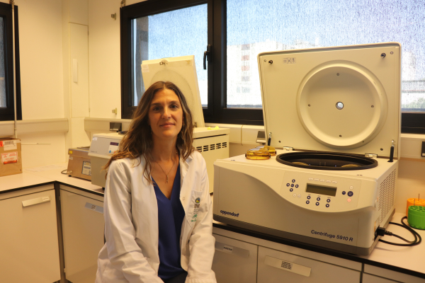 Alejandra Pera, investigadora principal del estudio, en su laboratorio del IMIBIC.