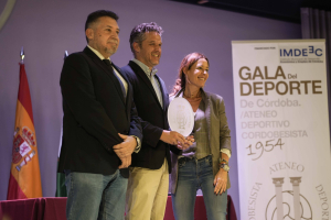 El director de Cultura, Fernando Lara, y el vicerrector de Estudiantes y Cultura, Israel Muñoz, recogen el premio.