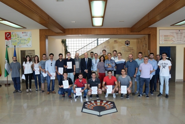 Foto de familia de autoridades y estudiantes con sus diplomas CCNA R&amp;S