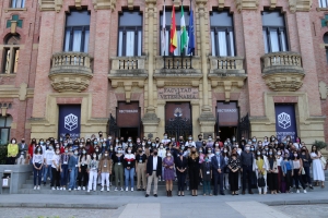 Foto de familia de autoridades y participantes en el VII Congreso Internacional sobre Educación Bilingüe.